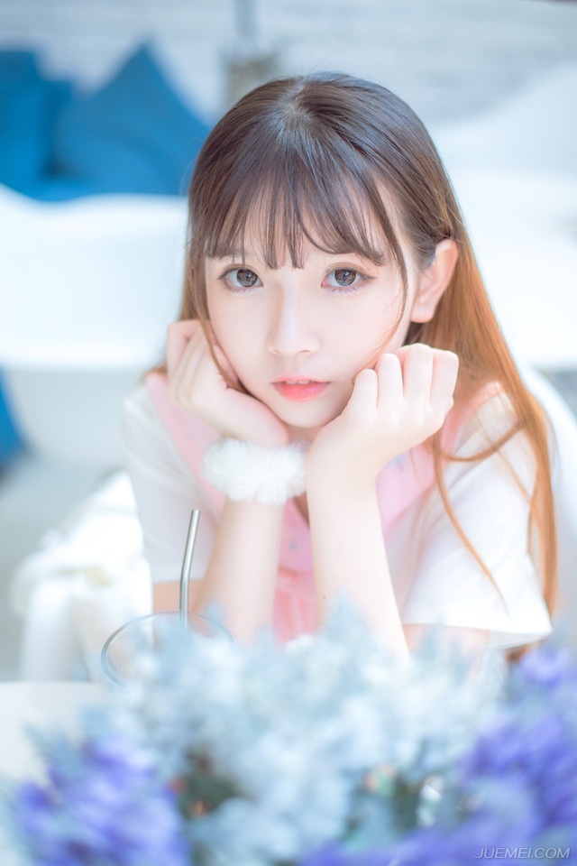 “放肆！”却见被雄阔海派出来保护刘璋的十名骠骑卫见有人竟然胆敢拦路，迅速摘下背上弓弩，随着队率一声令下，一支支弩箭破空而出，只是十人结成的弩阵，却令数十名家奴不能上前，一波接着一波的箭雨射过去，数十名家丁包括那名拦路的士族，甚至连反应都来不及，不到盏茶功夫，连求饶的机会都没有，便尽数倒在血泊之中，无一生还。